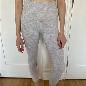 Lululemon Wunder Under leggings with white detailing. Size 6